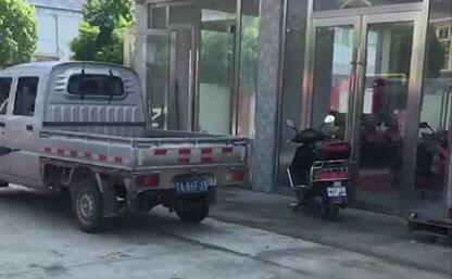 展廳門口，二次構(gòu)造柱泵準(zhǔn)備裝車ing